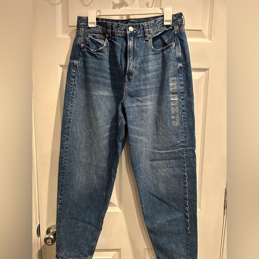 American Eagle Jeans. Relaxed mom style